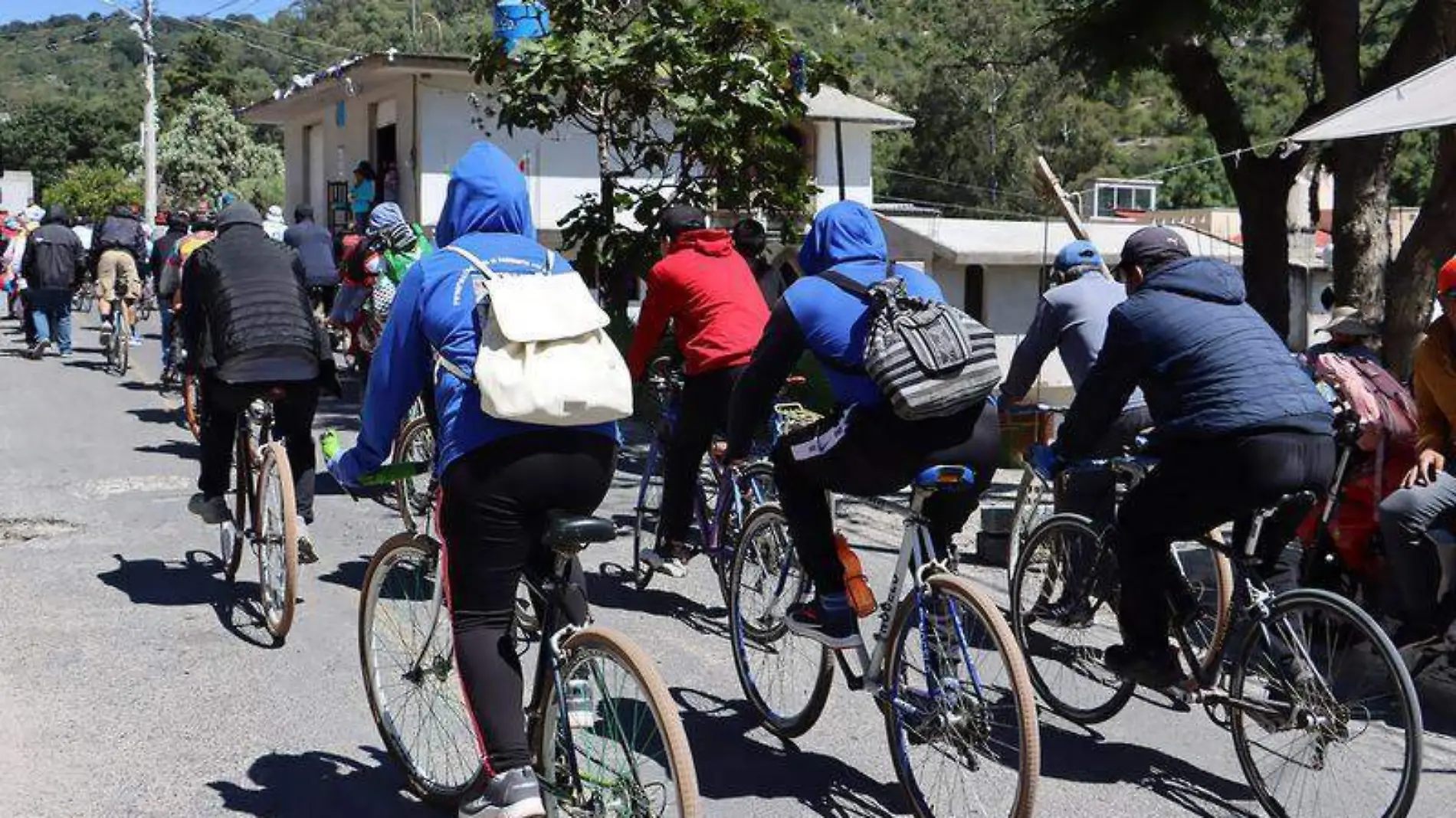 Caravanas de ciclistas acudian al Santuario de la Defensa